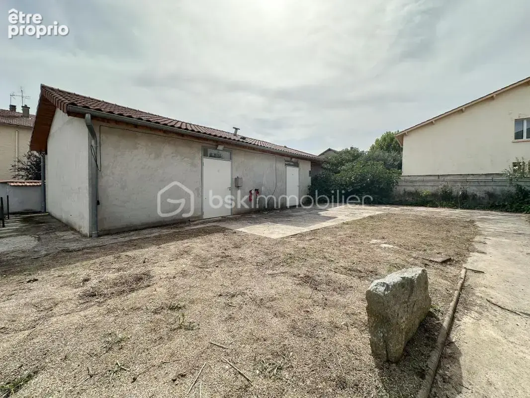 Maison mitoyenne avec jardin et dépendances – Fort potentiel – Pusignan - photo 20