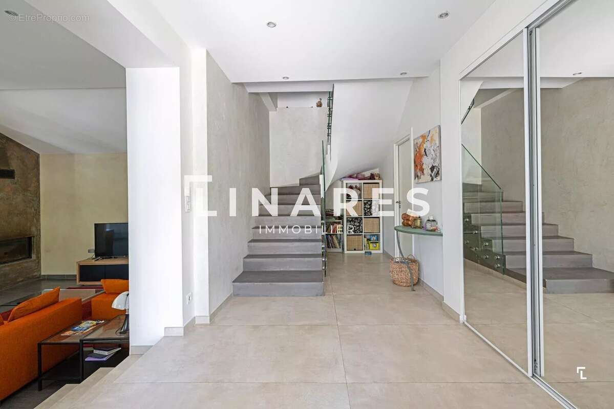 LES COLLINES D'ALLAUCH - Maison T4 de 151m2 - Terrain de 2500m2 - Piscine - Garage - 13190 Allauch - photo 14