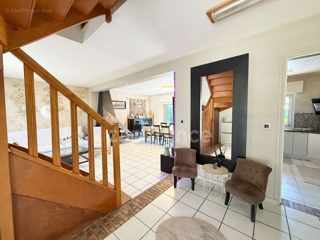 SOISY-SOUS-MONTMORENCY – Maison familiale 4 chambres avec jardin, garage et dépendance - photo 2