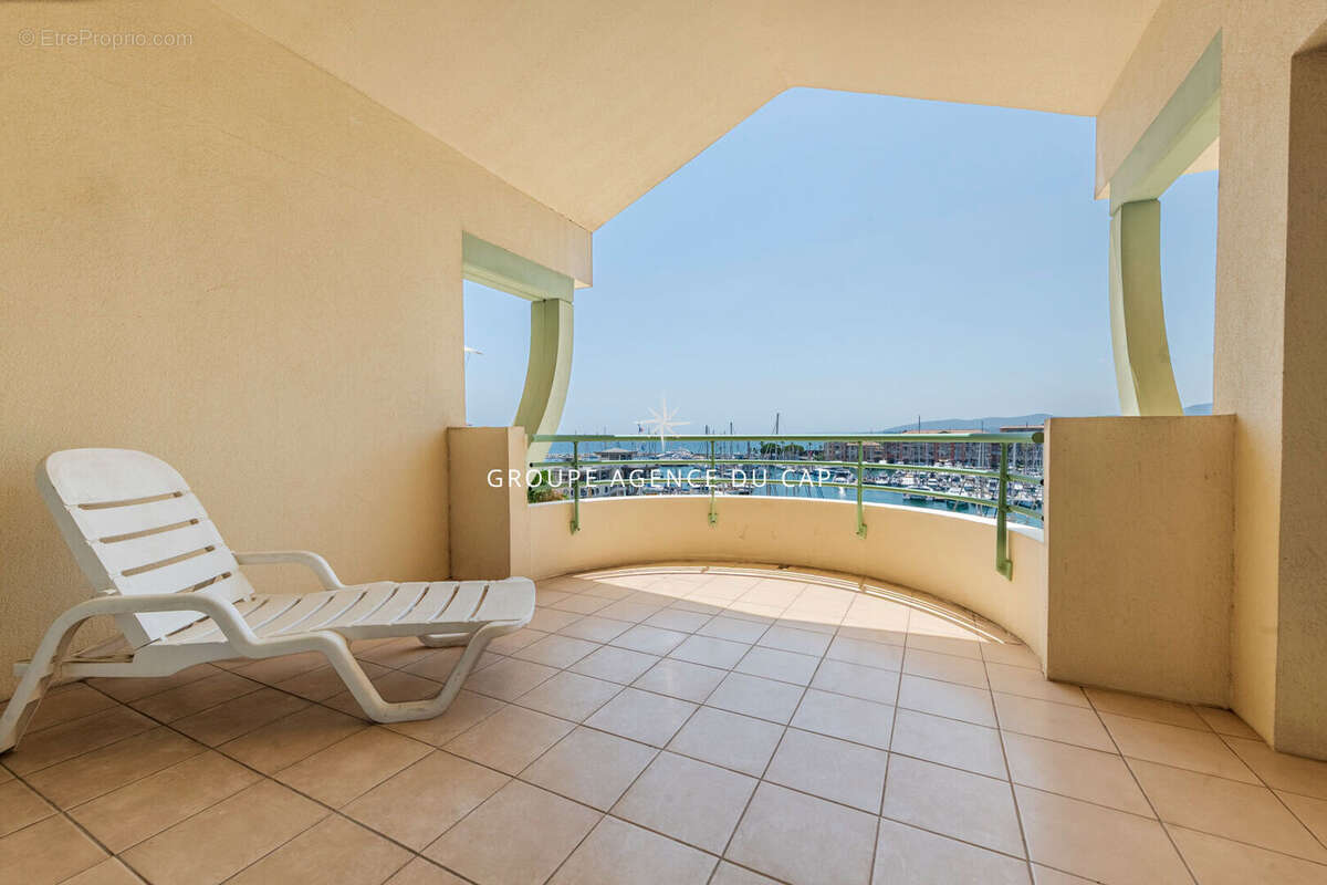 Appartement PORT FRÉJUS  Duplex 115 m² en dernier étage avec terrasse, vue mer, vue port et grand garage - photo 2