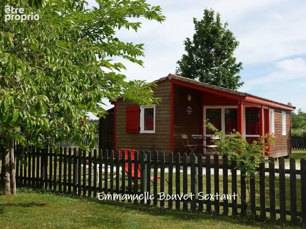 Superbe domaine touristique, 3 ha, 5 chalets bois, salle de réception, maison d'habitation, piscine, divers dépendances - photo 25
