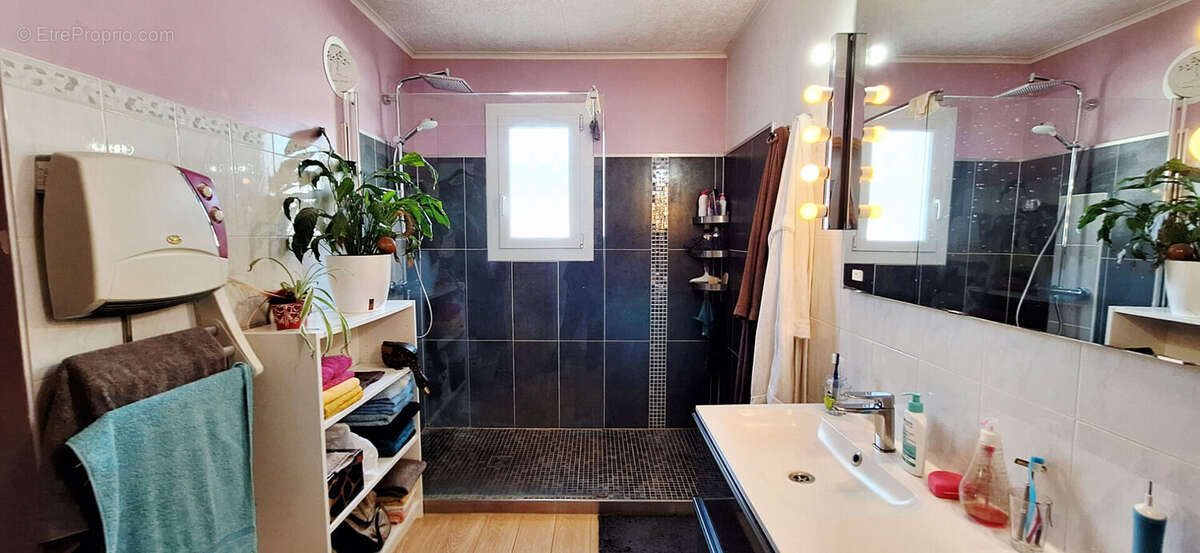 Maison à ENTRAIGUES-SUR-LA-SORGUE