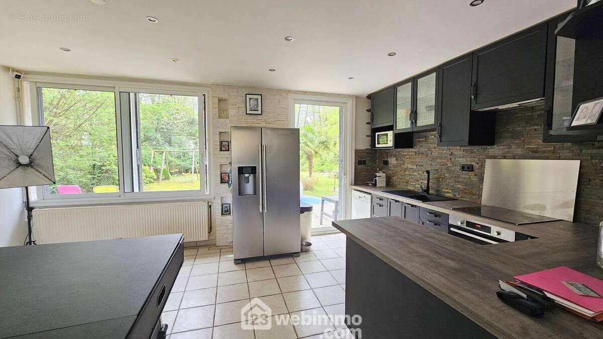 Une cuisine avec un accès direct sur la terrasse. - Maison à MILLY-LA-FORET