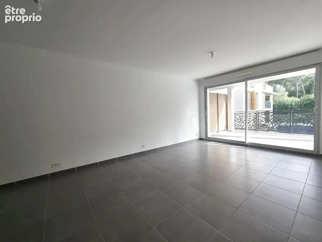 Le pradet   t3 récent avec terrasse plein sud, piscine et double parking - photo 4