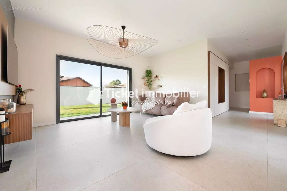 Maison à LA SALVETAT-SAINT-GILLES