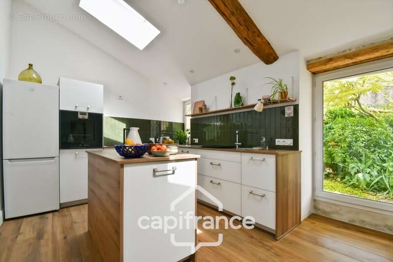 Maison charentaise rénovée à vendre 6 pièces COURCELLES (17), proche commerces, d'une superficie de 149m² avec atelier et jardin - photo 5