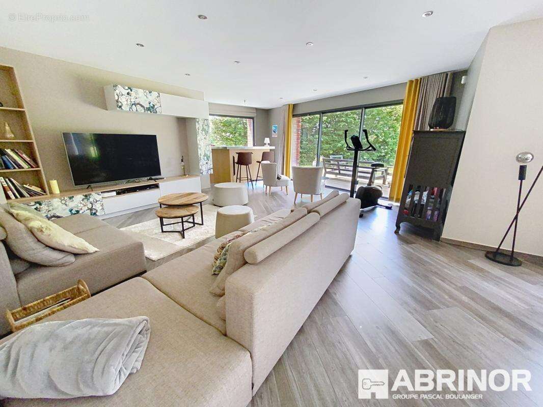 Maison d'architecte bâtie sur 1721 m² - photo 4