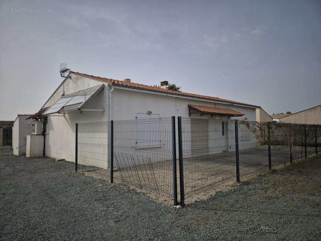 Autre à CHARRON