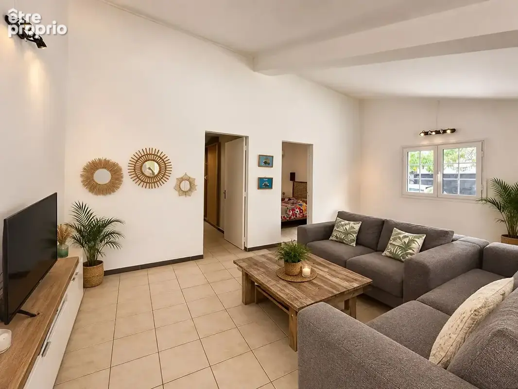 Villa t5 avec piscine et dépendance saint gilles: tout a pieds! - photo 8