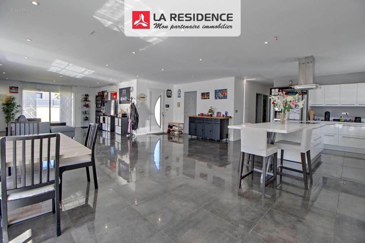 Maison à SAINT-JULIEN-DE-LA-LIEGUE