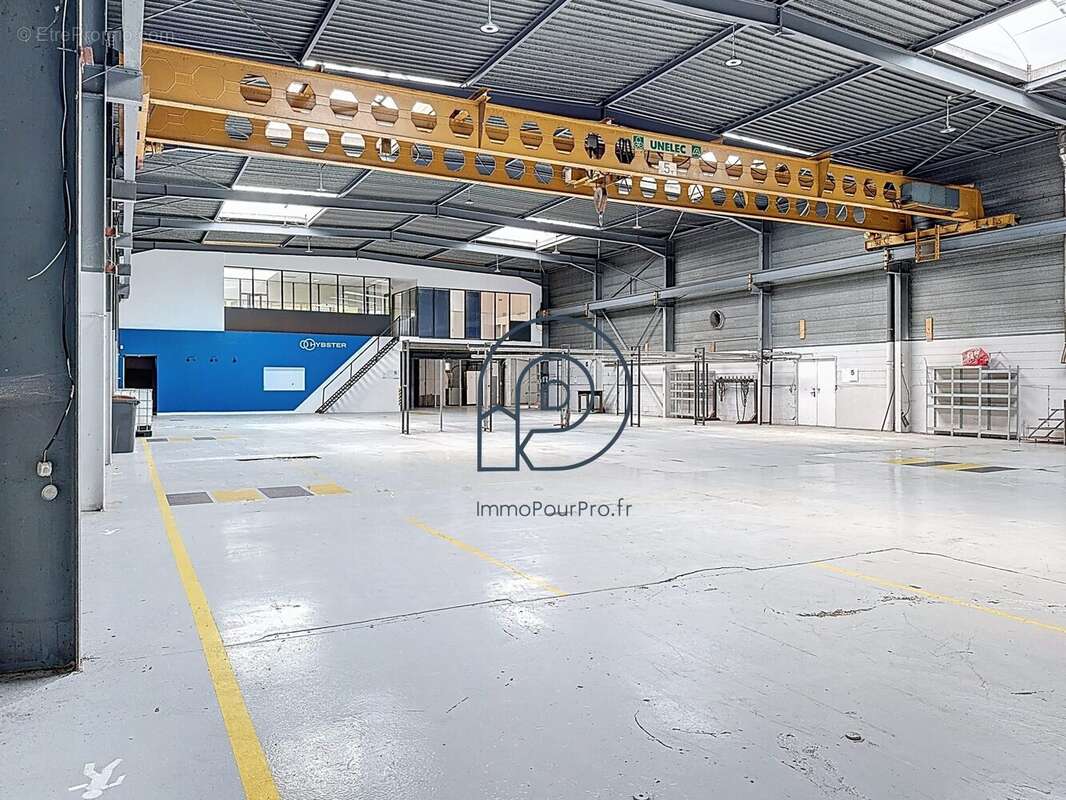 Commerce à NEUVILLE-EN-FERRAIN