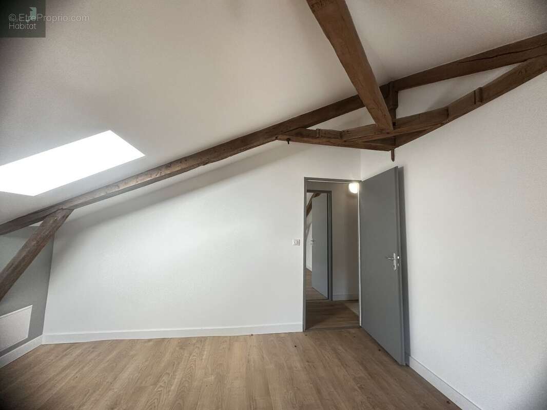 Maison en pierre, en partie rénovée, 4chambres,2 salle de bains, garage et puit  sur terrain  attenant de 5890m² - photo 11