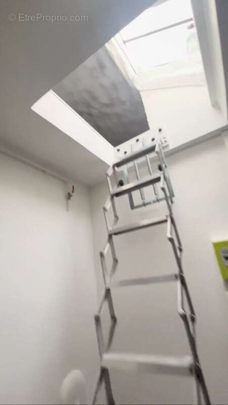 Commerce à PARIS-9E