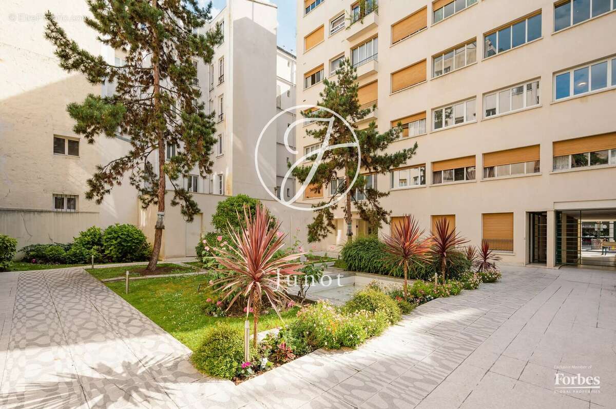 Appartement à PARIS-17E