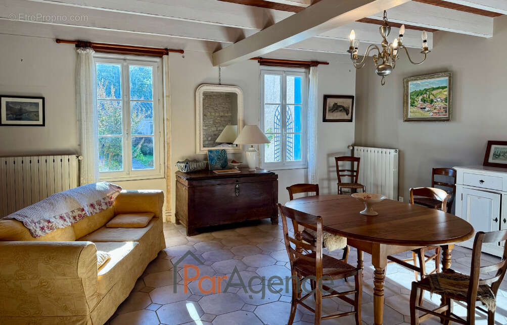 Maison à CHAILLEVETTE