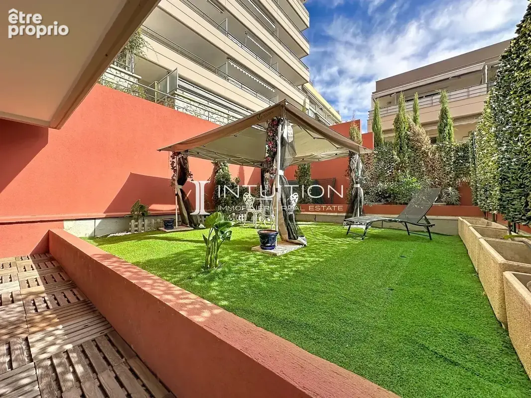 MANDELIEU - Centre Ville : trois pièces avec grande terrasse, jardin et annexes - photo 3