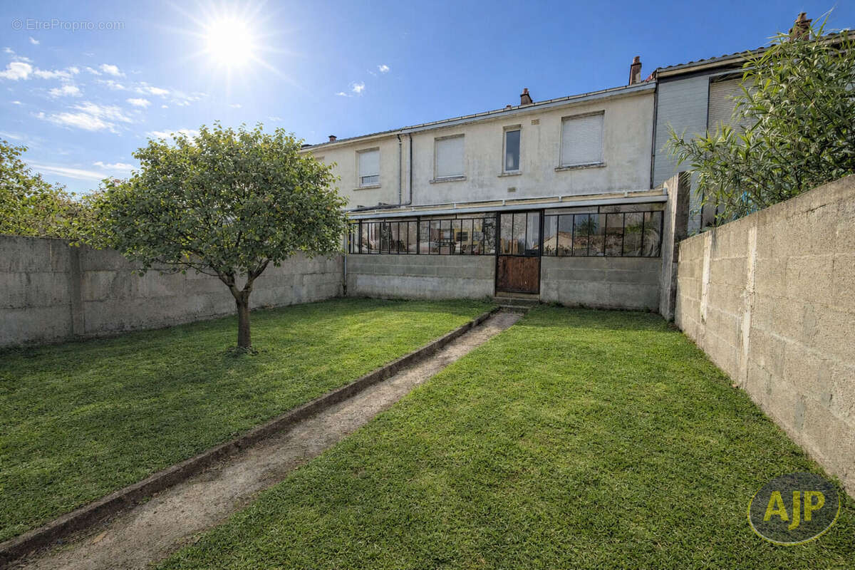 Maison à SAINT-MACAIRE-EN-MAUGES