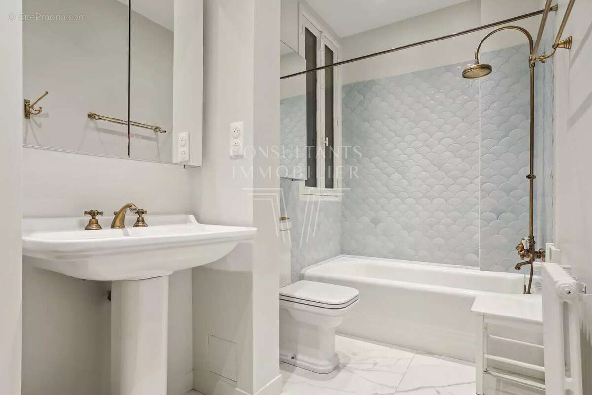 Appartement à PARIS-16E