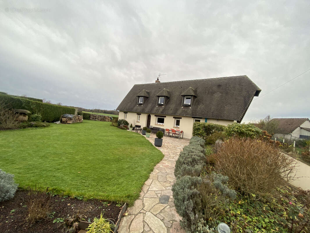 Maison à LE BEC-HELLOUIN