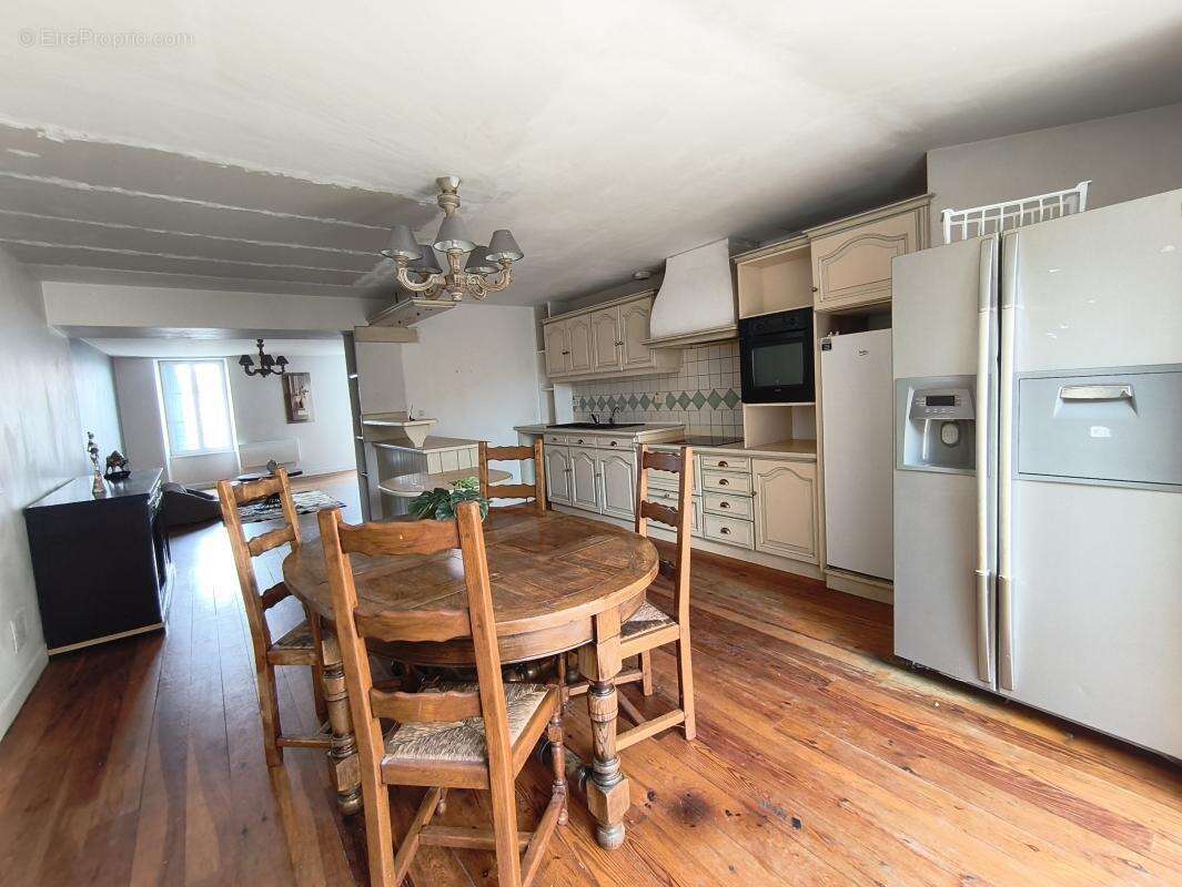 Appartement 230 m² à Fenioux  - photo 3