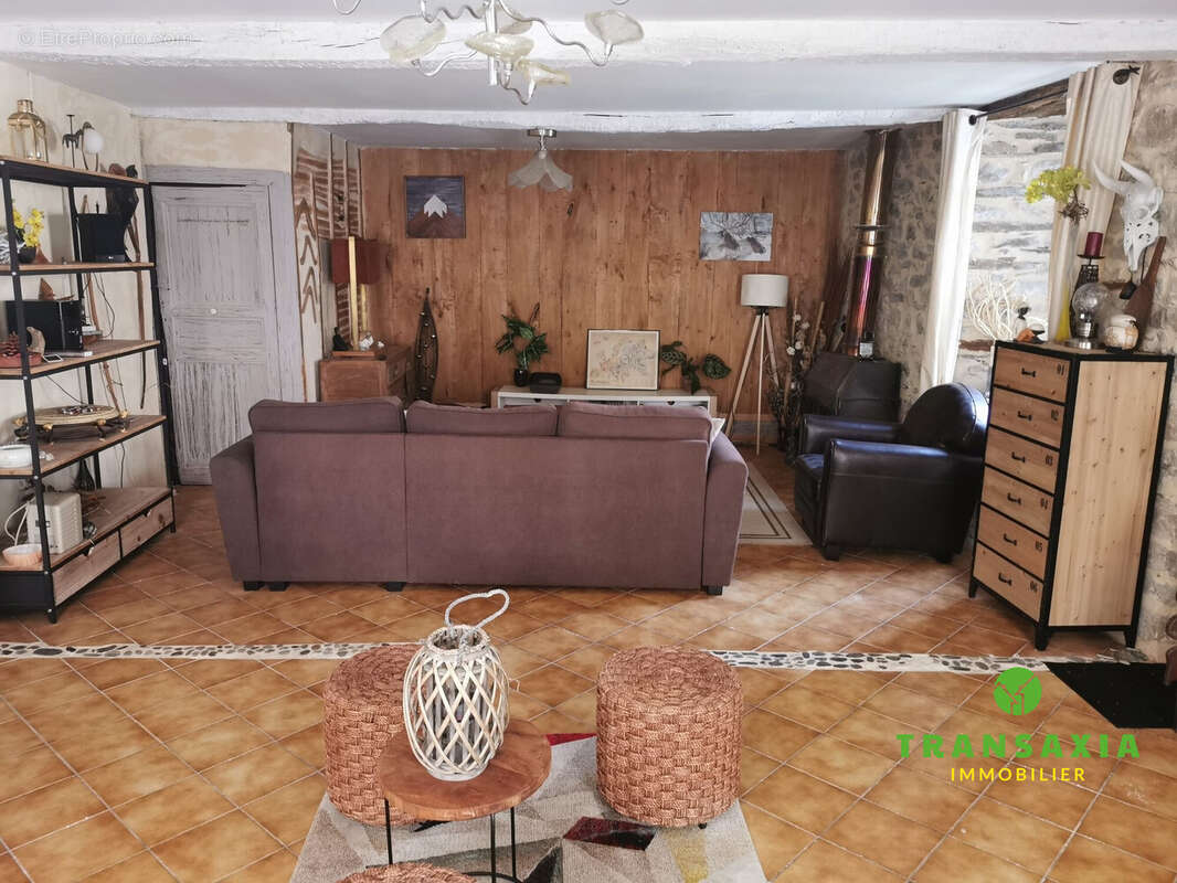 Salon du rez de chaussé - Maison à SAINT-LARY