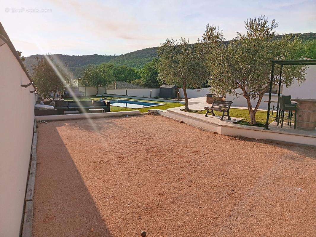 Villa T6 avec piscine et terrain de 1241m² - Sainte-Anastasie-Sur-Issole - photo 3