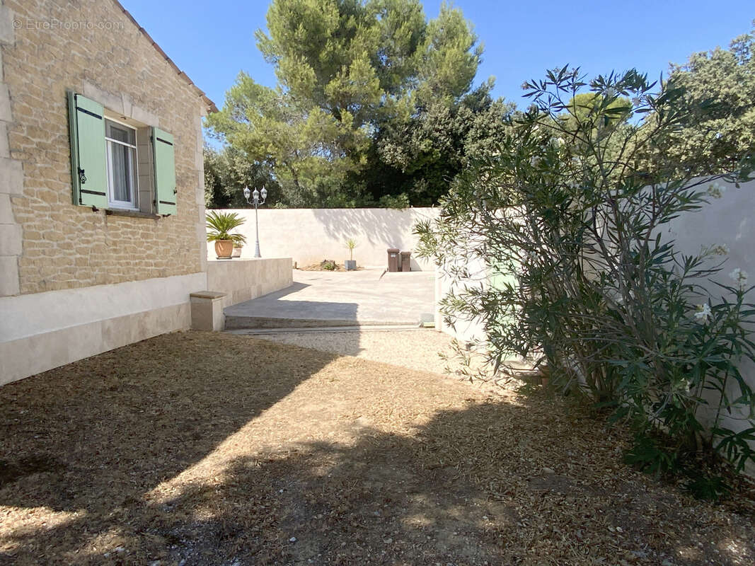 Villa de plain pied sur beau terrain arboré avec piscine, et studio indépendant. - photo 15