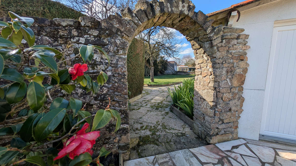 Maison à LES LANDES-GENUSSON
