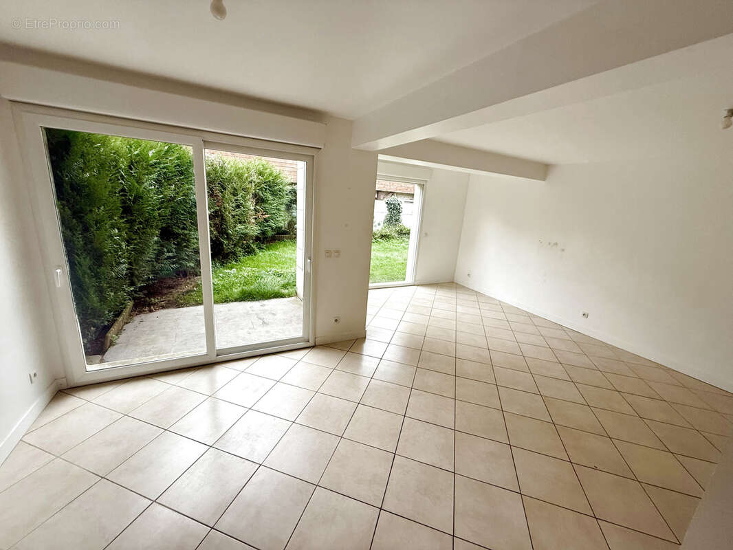 Maison à MORAINVILLIERS