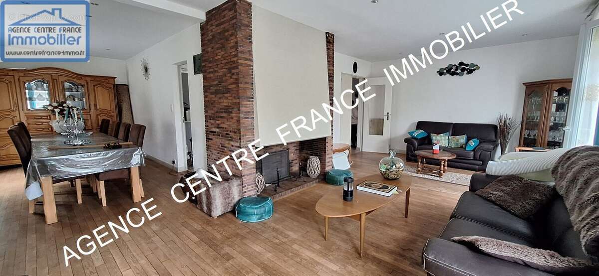 BOURGES, proche EMB. Grande maison familiale d'environ 300 m² avec 7 chambres DPE D - photo 2