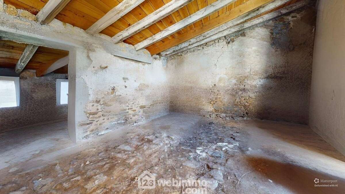 Plus de 90m2 à rénover avec accès salon et accès jardin. - Maison à JARD-SUR-MER