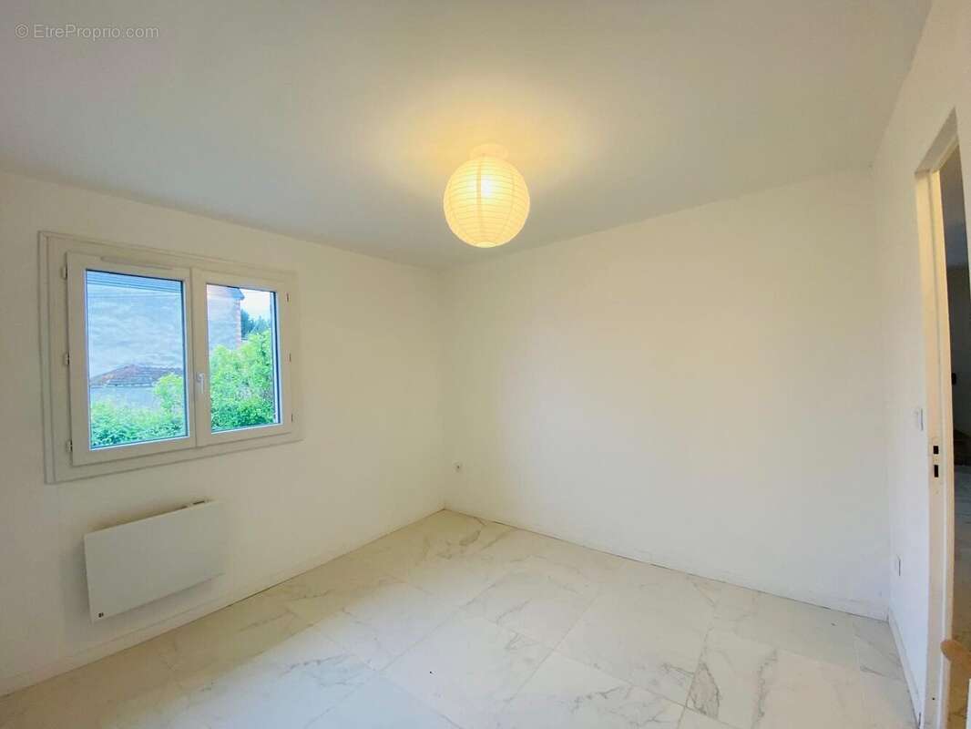 Maison à VILLENEUVE-SUR-YONNE