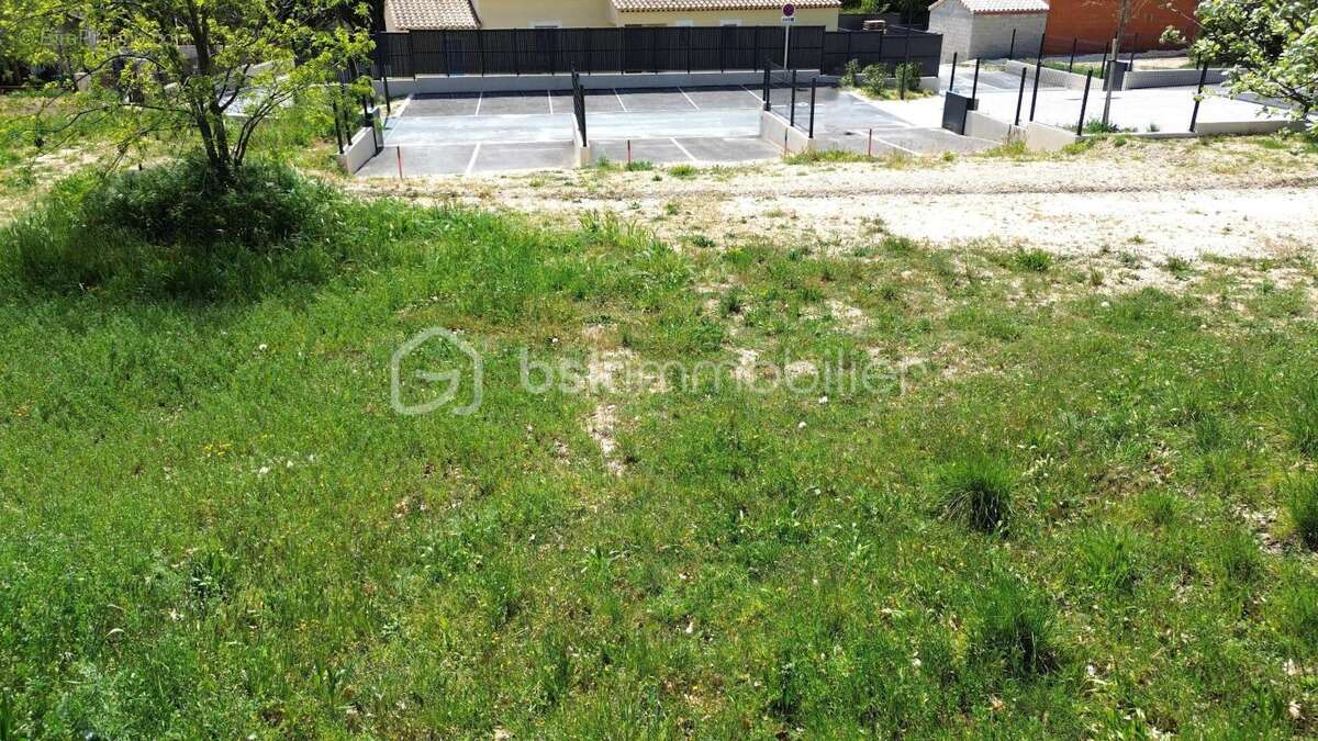 A vendre terrain constructible et viabilisé de 567 m2  , au pied du Luberon , très au calme , sur Mérindol - photo 6