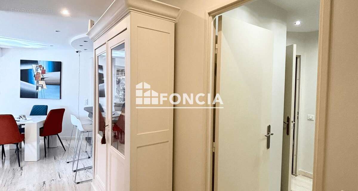 BAISSE DE PRIX – Superbe appartement 3 pièces rénové avec grande terrasse, garage et cave -  3 piscines - photo 10