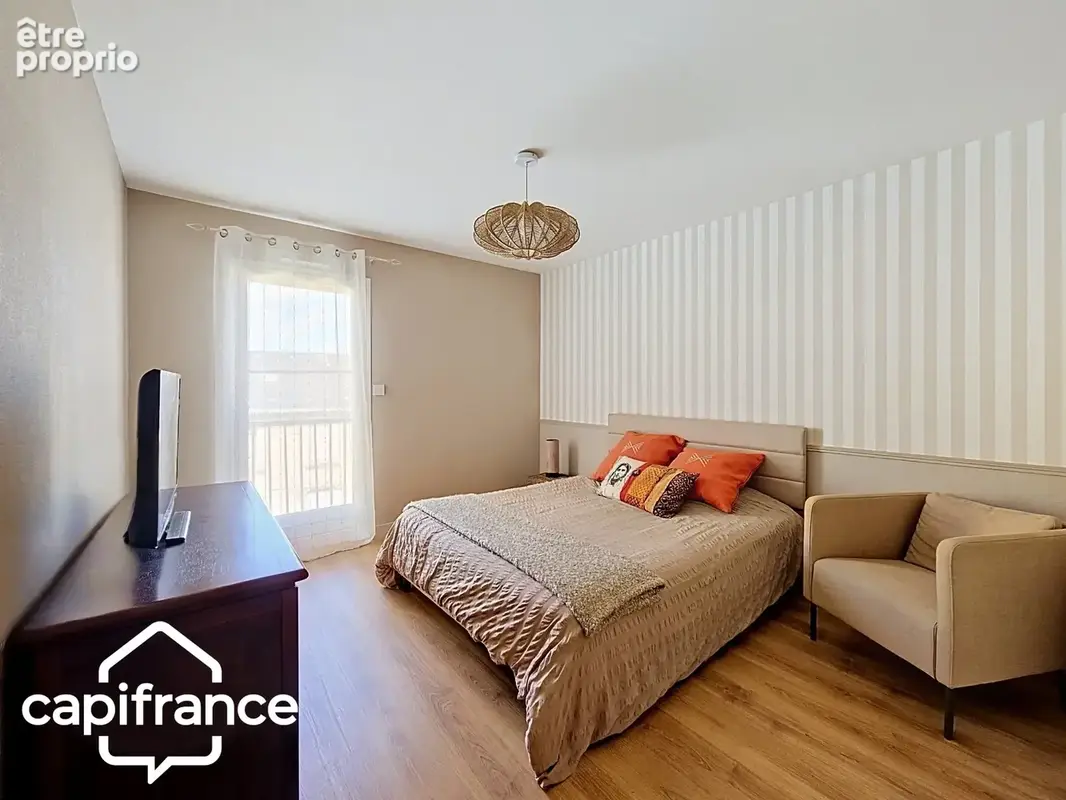 THOUARS Place Lavault- Appartement de 200 m2 -climatisation réversible- 5 chambres -Ascenseur privatif - photo 6