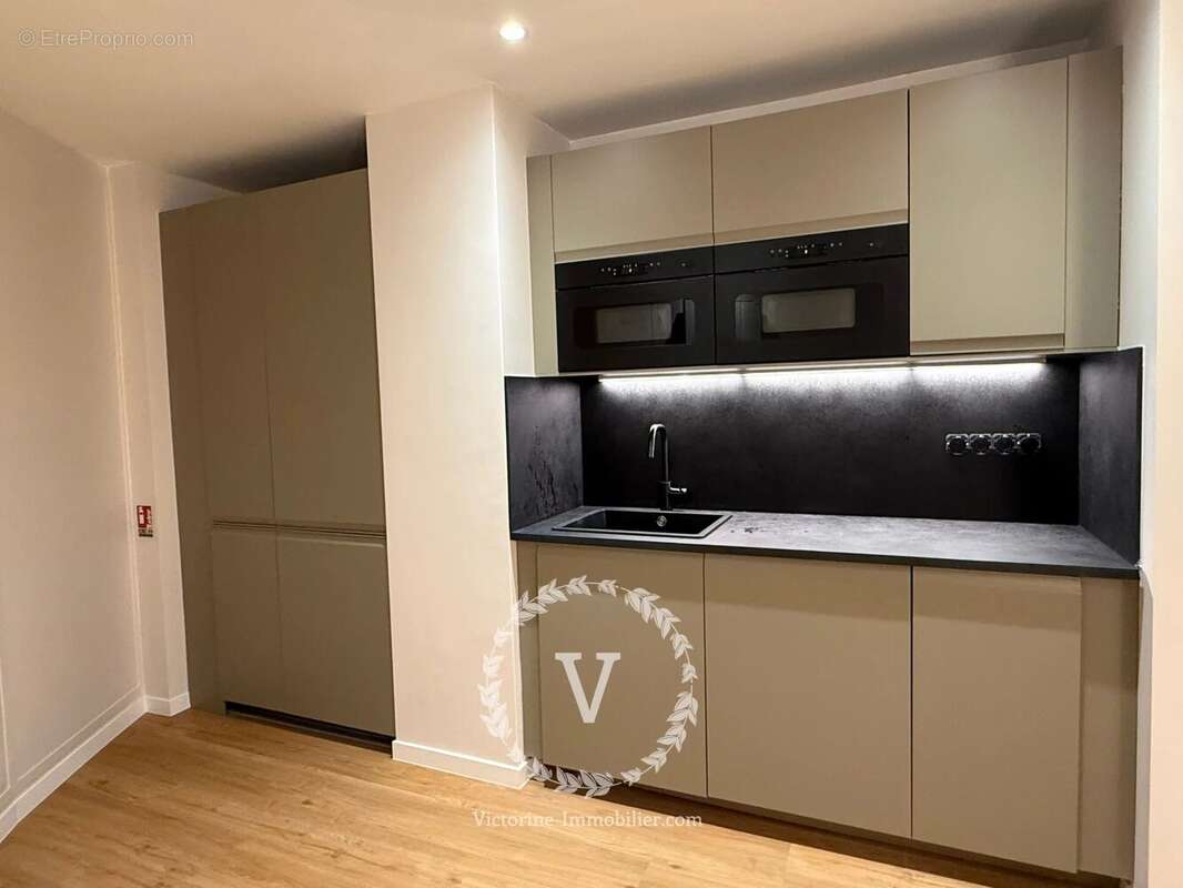 Commerce à PARIS-9E