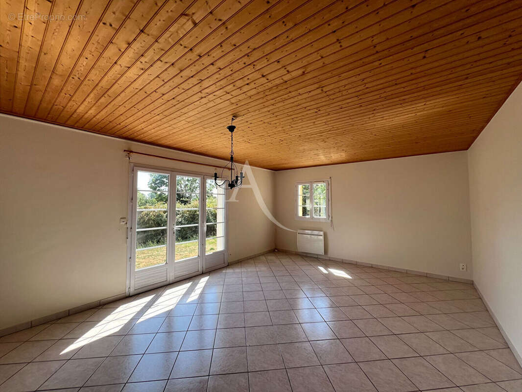 Maison familiale au coeur du bourg de Grosbreuil - photo 4