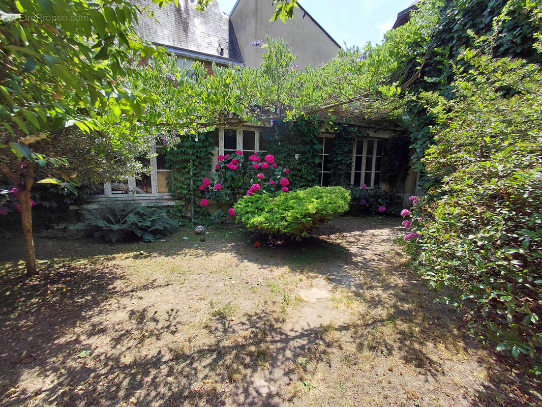 Maison familiale avec dépendances et jardin en centre-ville de La Flèche ! - photo 15