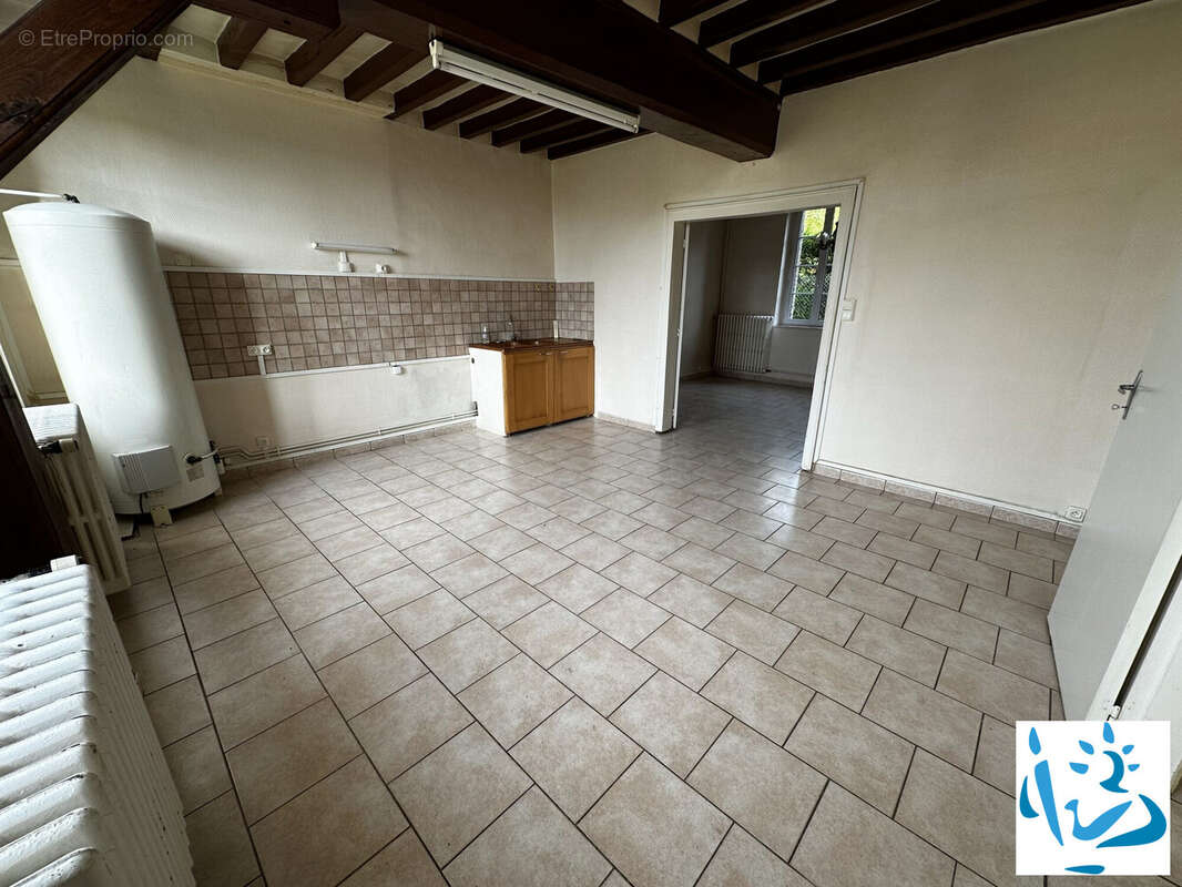 Maison à LA CELLE-SAINT-CYR