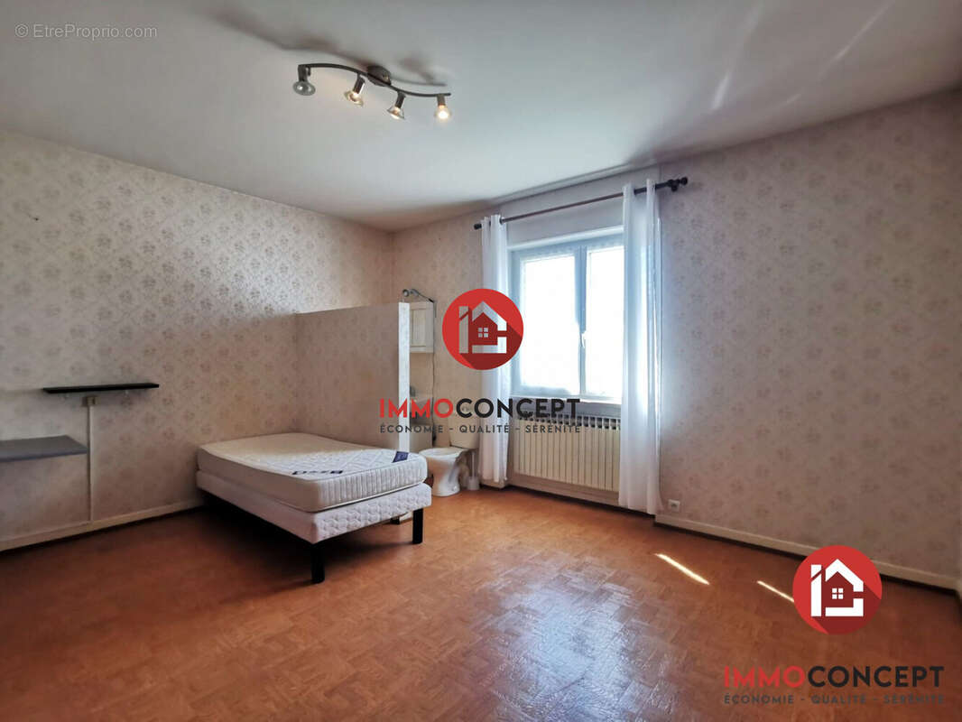 Maison à LAUDUN-L'ARDOISE