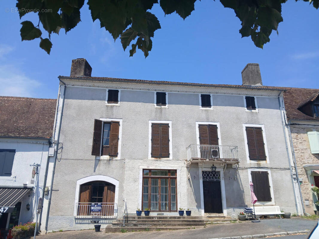 Une très belle maison de village en Dordogne à vendre, avec vue sur le château. 14 pièces. - photo 18