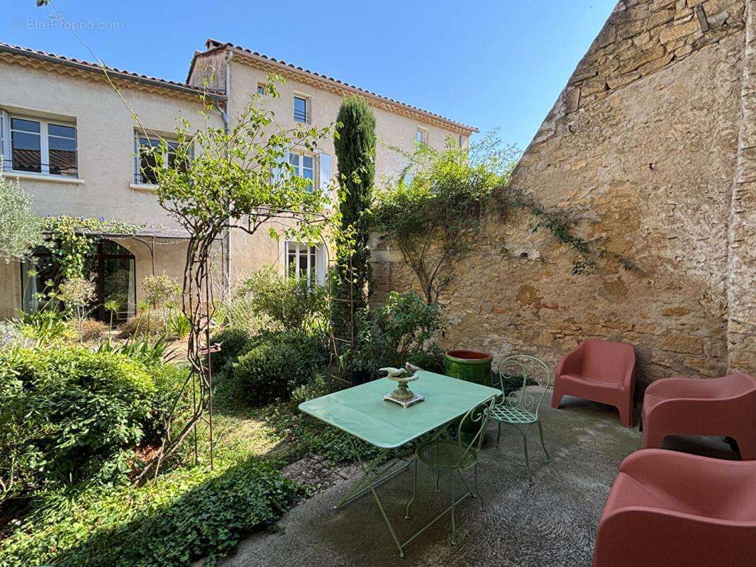 Maison ancienne rénovée avec jardin et piscine - photo 3