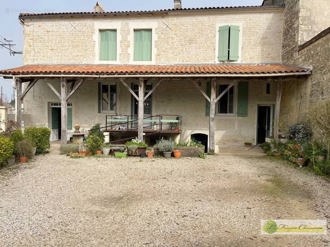 Maison à AIGRE
