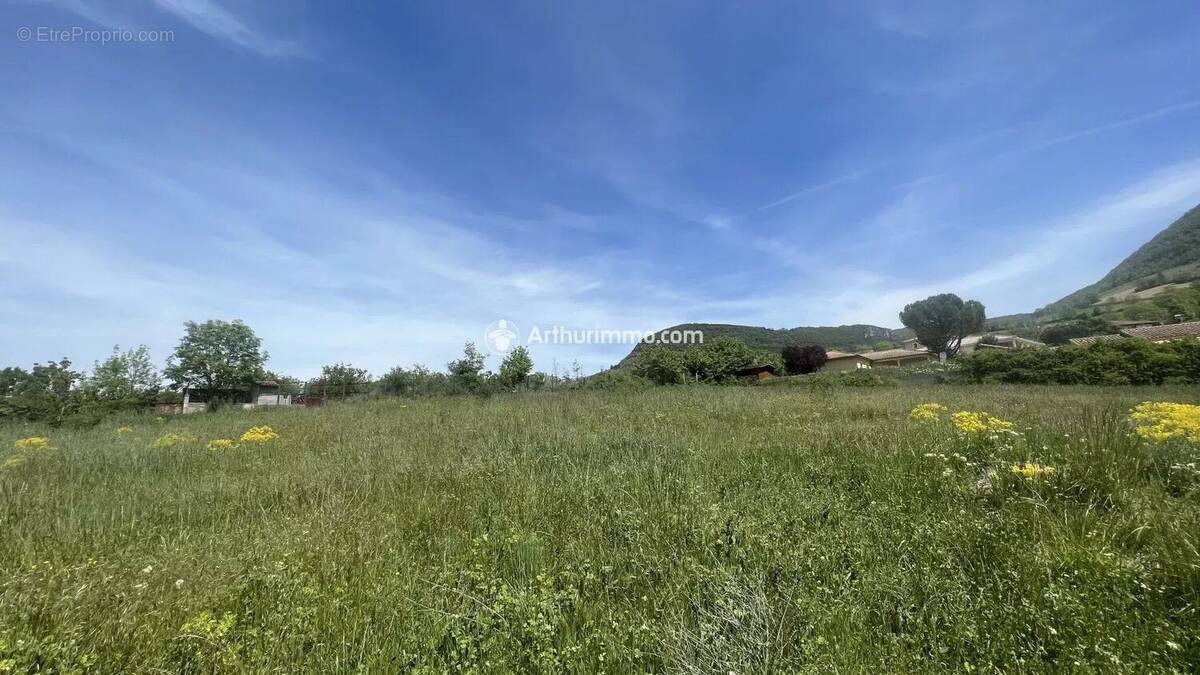 Terrain à SAINT-GEORGES-DE-LUZENCON