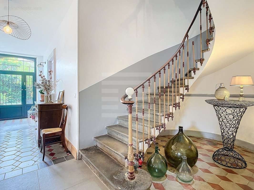 Commerce à LEZIGNAN-CORBIERES