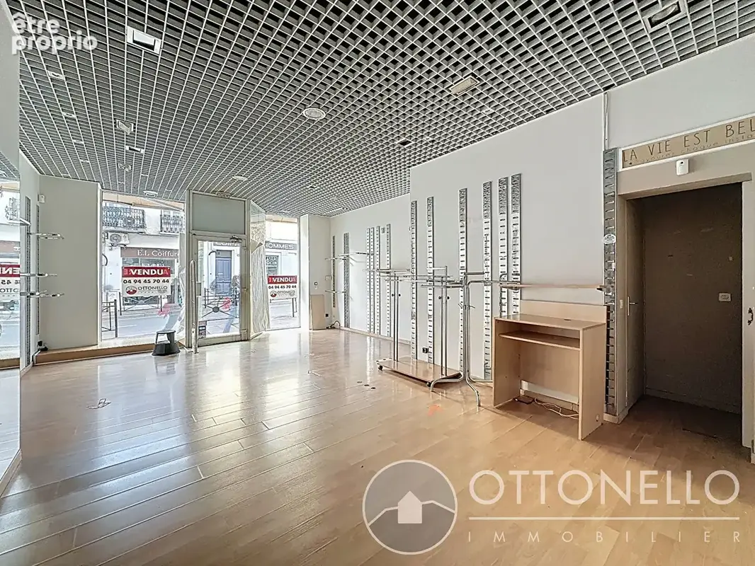 Local commercial SAINT-RAPHAEL 58,80 m2 - photo 2