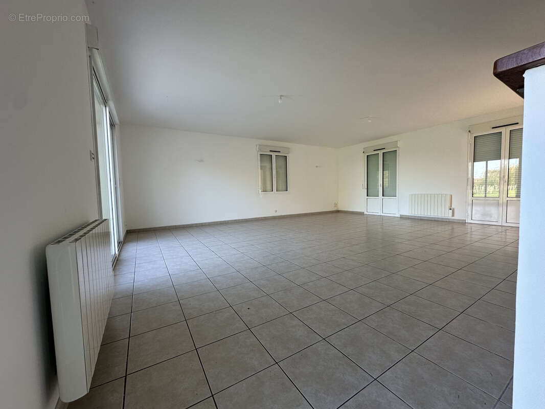 Maison a varzay - photo 7