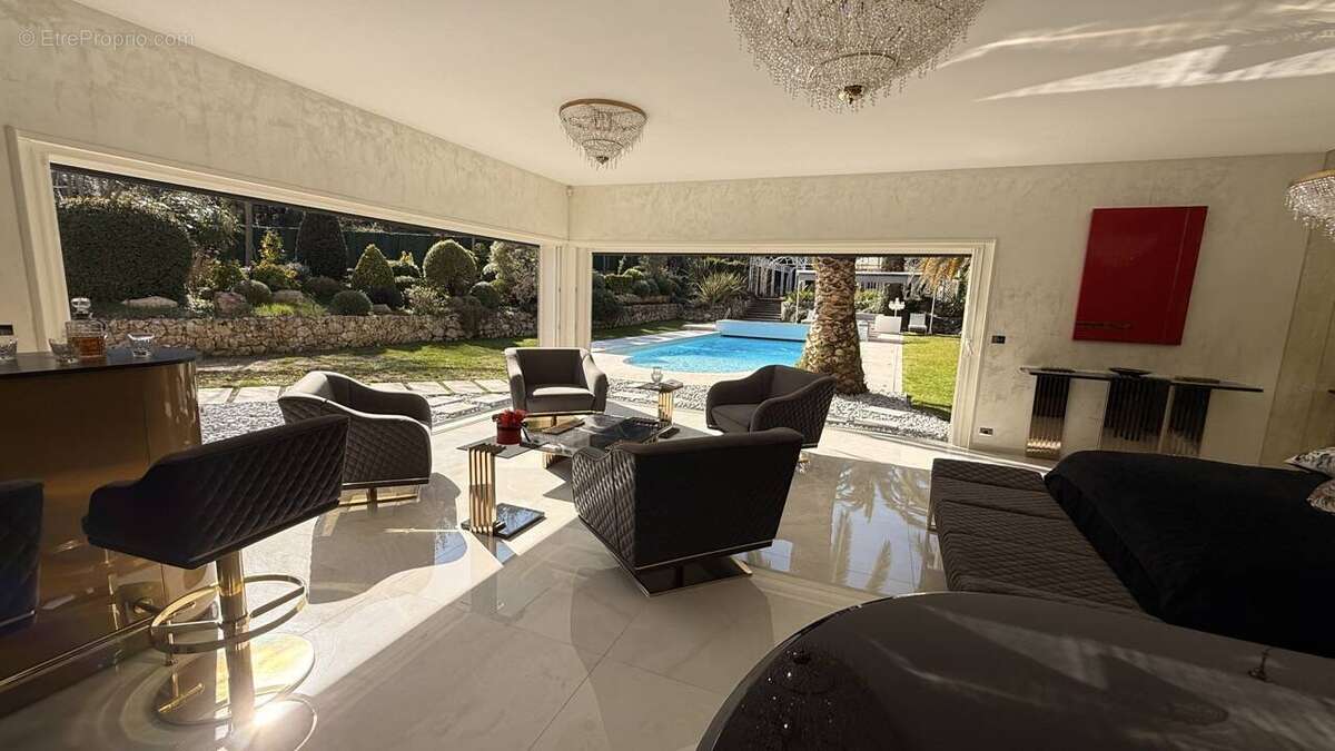 Maison à ROQUEFORT-LES-PINS