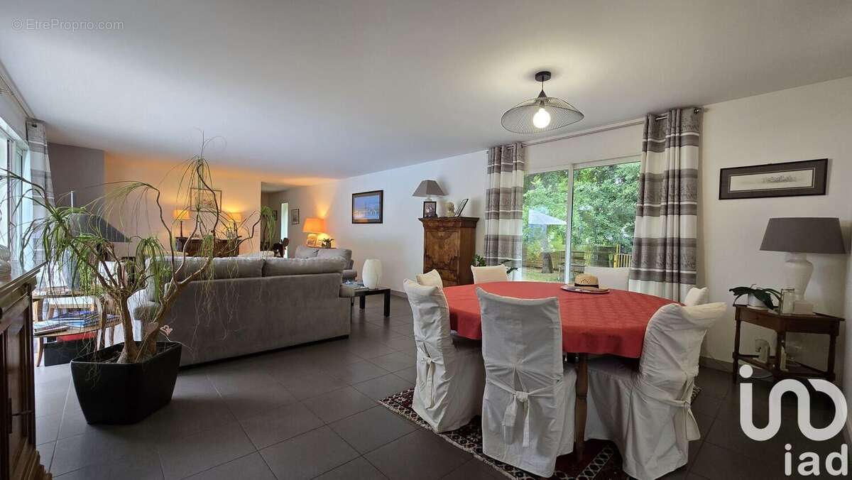 Maison 196 m² à La Foye-Monjault  - photo 7