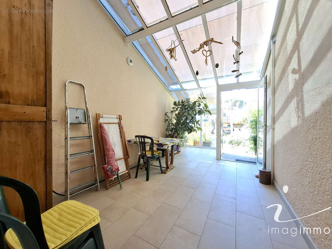 Au calme, découvrez cette villa pleine de charme avec 4 chambres sur une parcelle de plus de 600 m2 dans un éc - photo 2